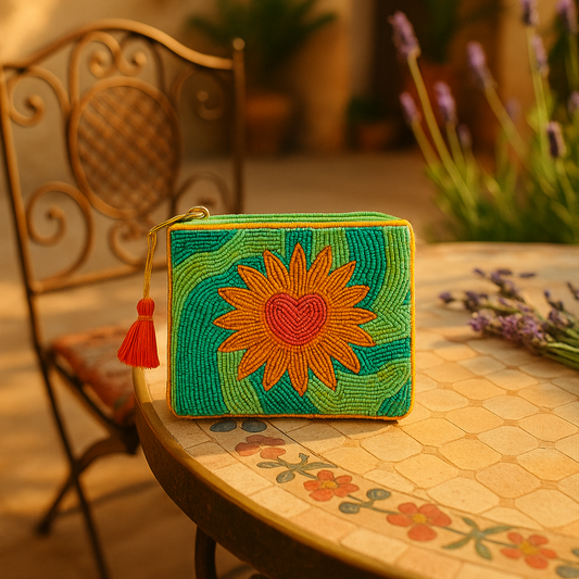 Clutch Mara – bestickte Perlen-Tasche Herzblume sonne