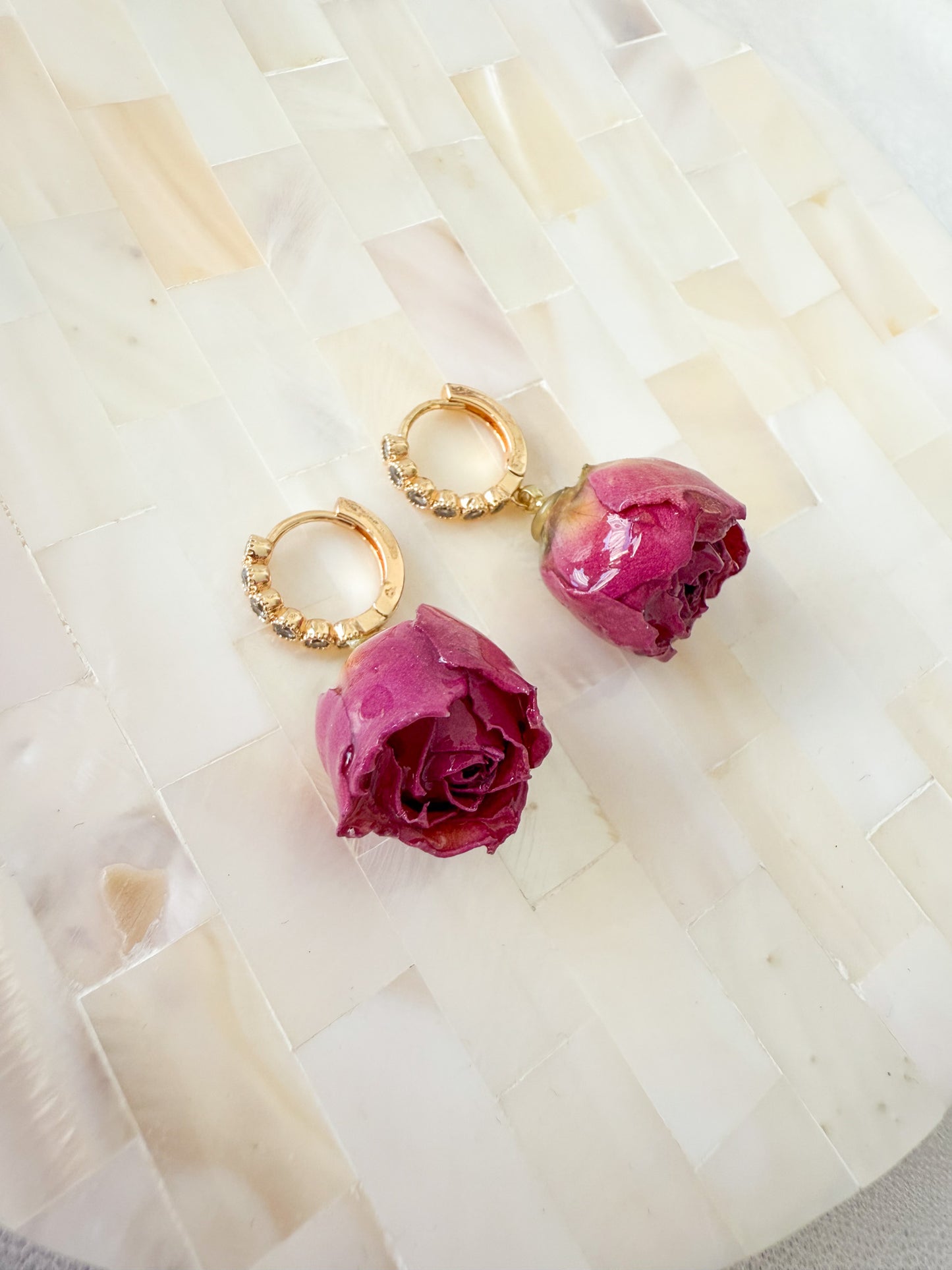 Glitzernde Rosen-Ohrringe „Rosalia“ in Epoxidharz