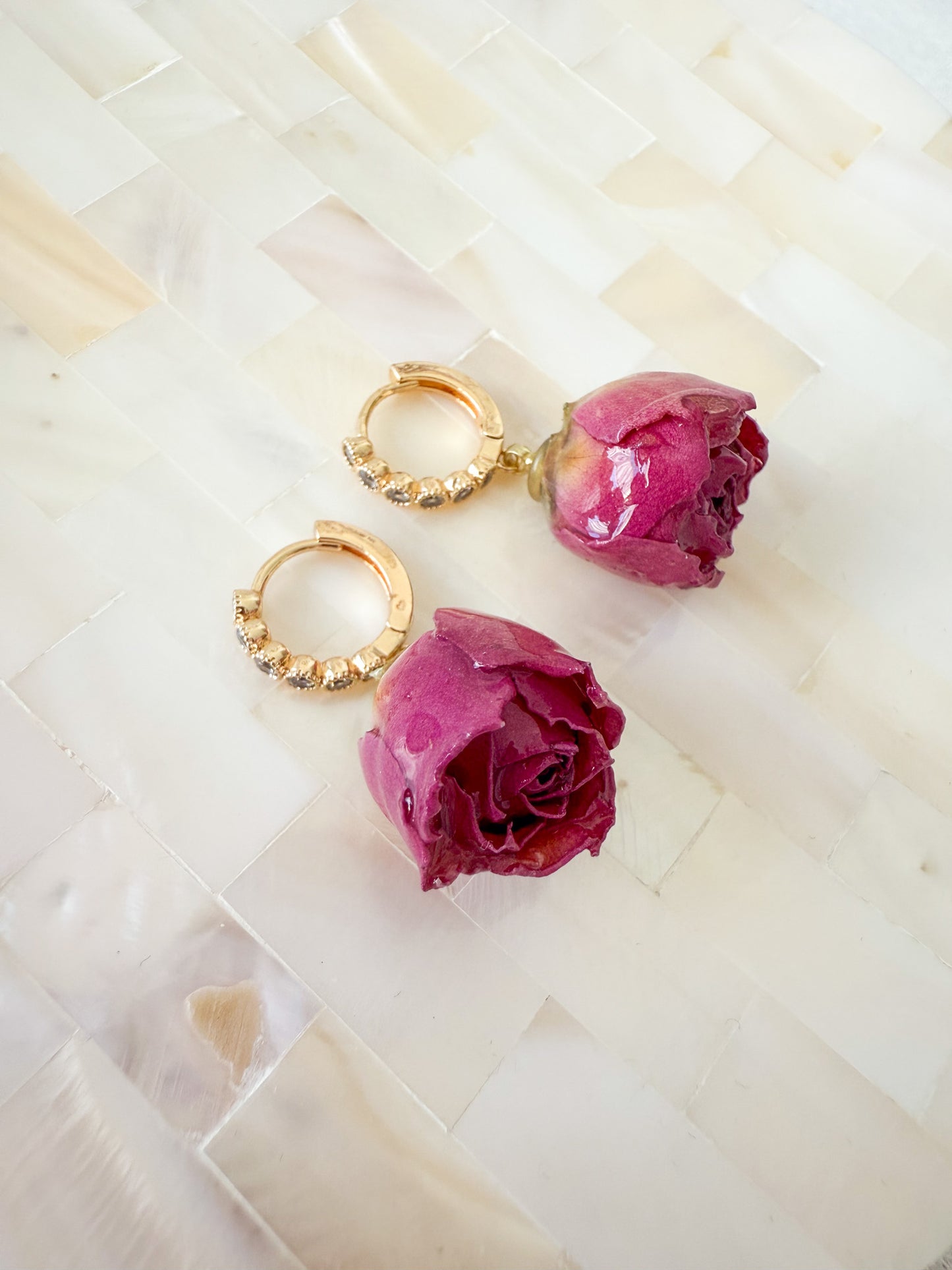 Glitzernde Rosen-Ohrringe „Rosalia“ in Epoxidharz