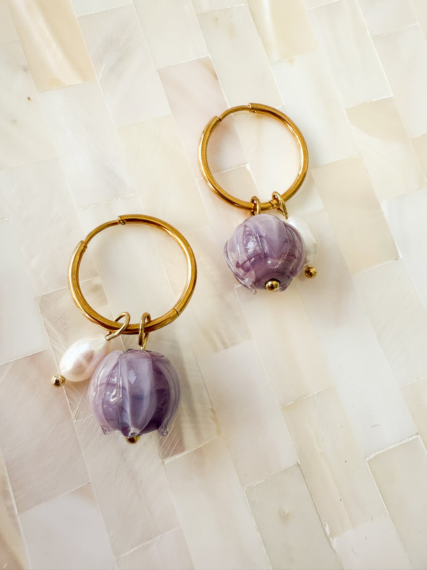 Lila Knospen-Creolen „Amara“ mit Süßwasserperle