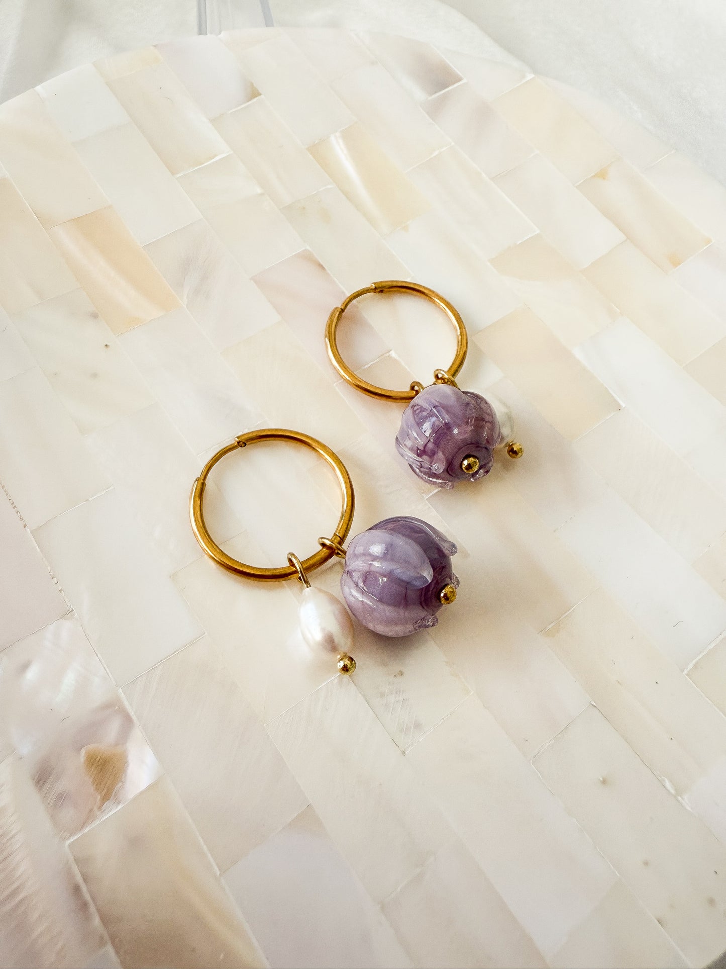 Lila Knospen-Creolen „Amara“ mit Süßwasserperle