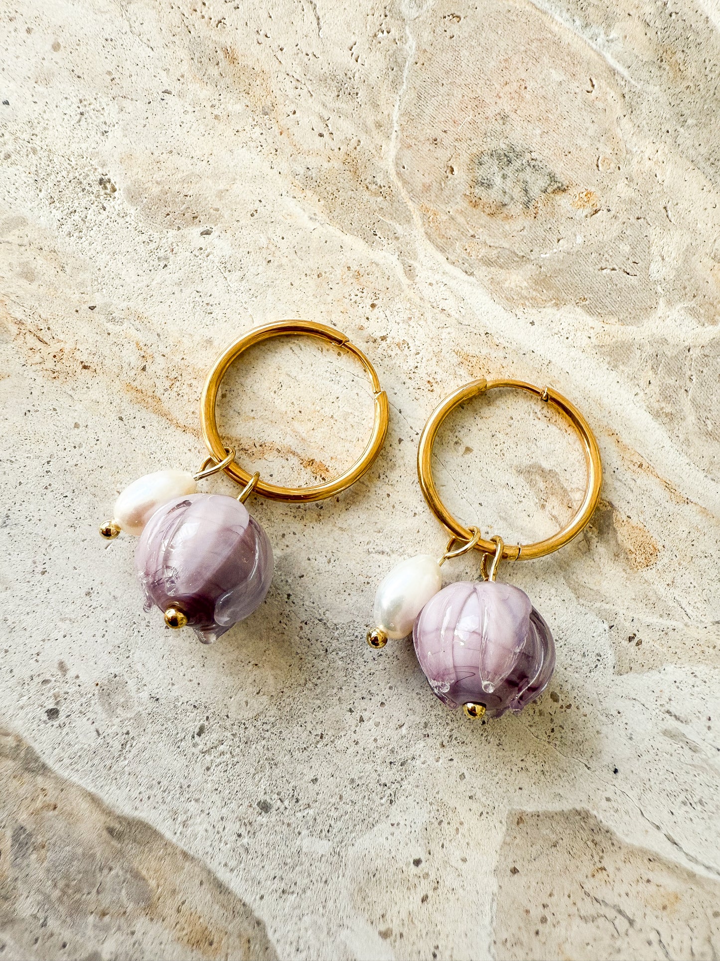 Lila Knospen-Creolen „Amara“ mit Süßwasserperle