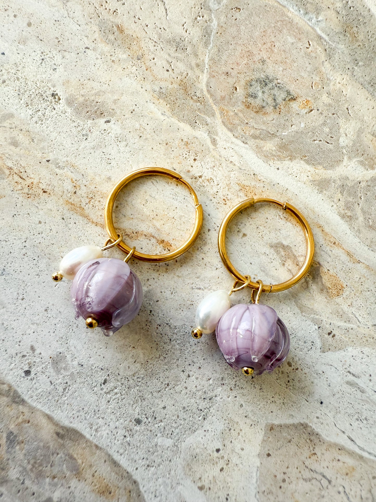 Lila Knospen-Creolen „Amara“ mit Süßwasserperle