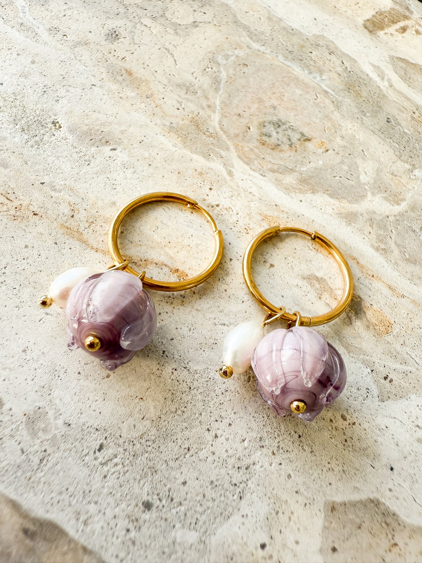 Lila Knospen-Creolen „Amara“ mit Süßwasserperle