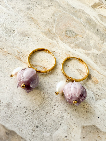 Lila Knospen-Creolen „Amara“ mit Süßwasserperle