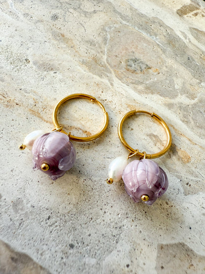 Lila Knospen-Creolen „Amara“ mit Süßwasserperle