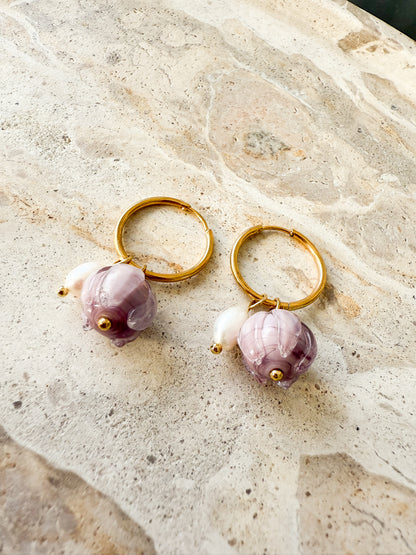 Lila Knospen-Creolen „Amara“ mit Süßwasserperle