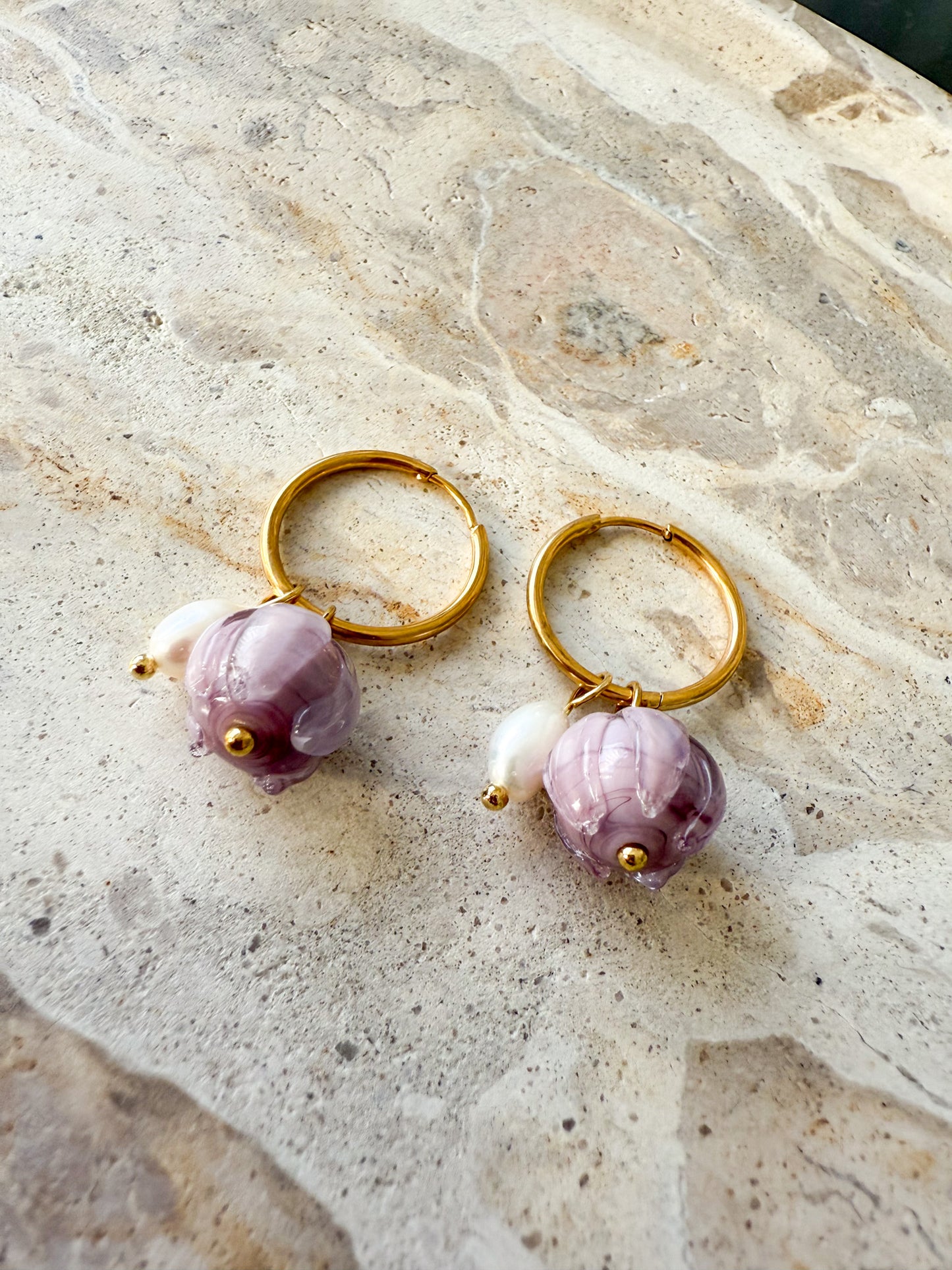 Lila Knospen-Creolen „Amara“ mit Süßwasserperle