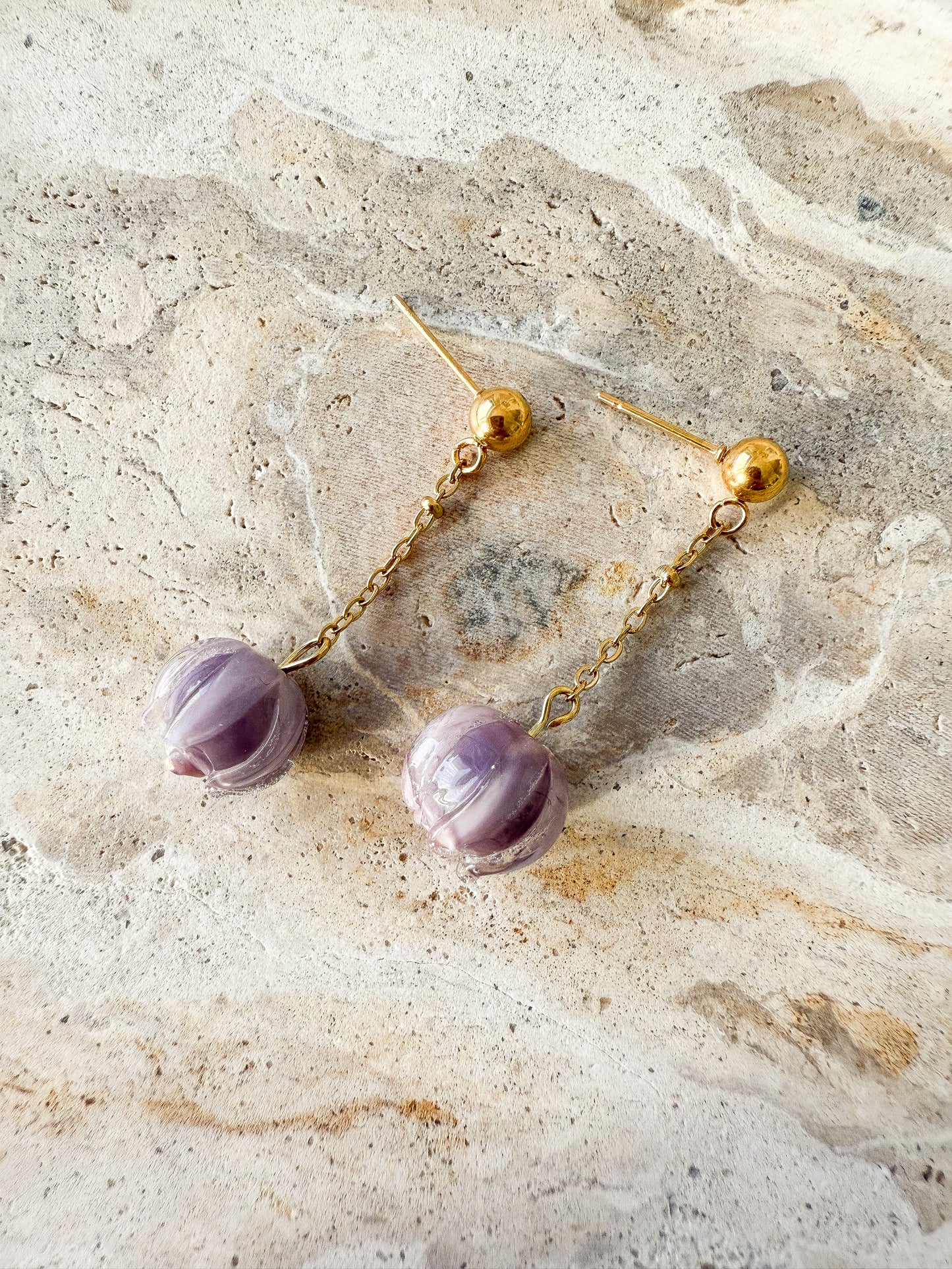 Zarte Knospen-Ohrringe „Flora“ mit goldener Kette