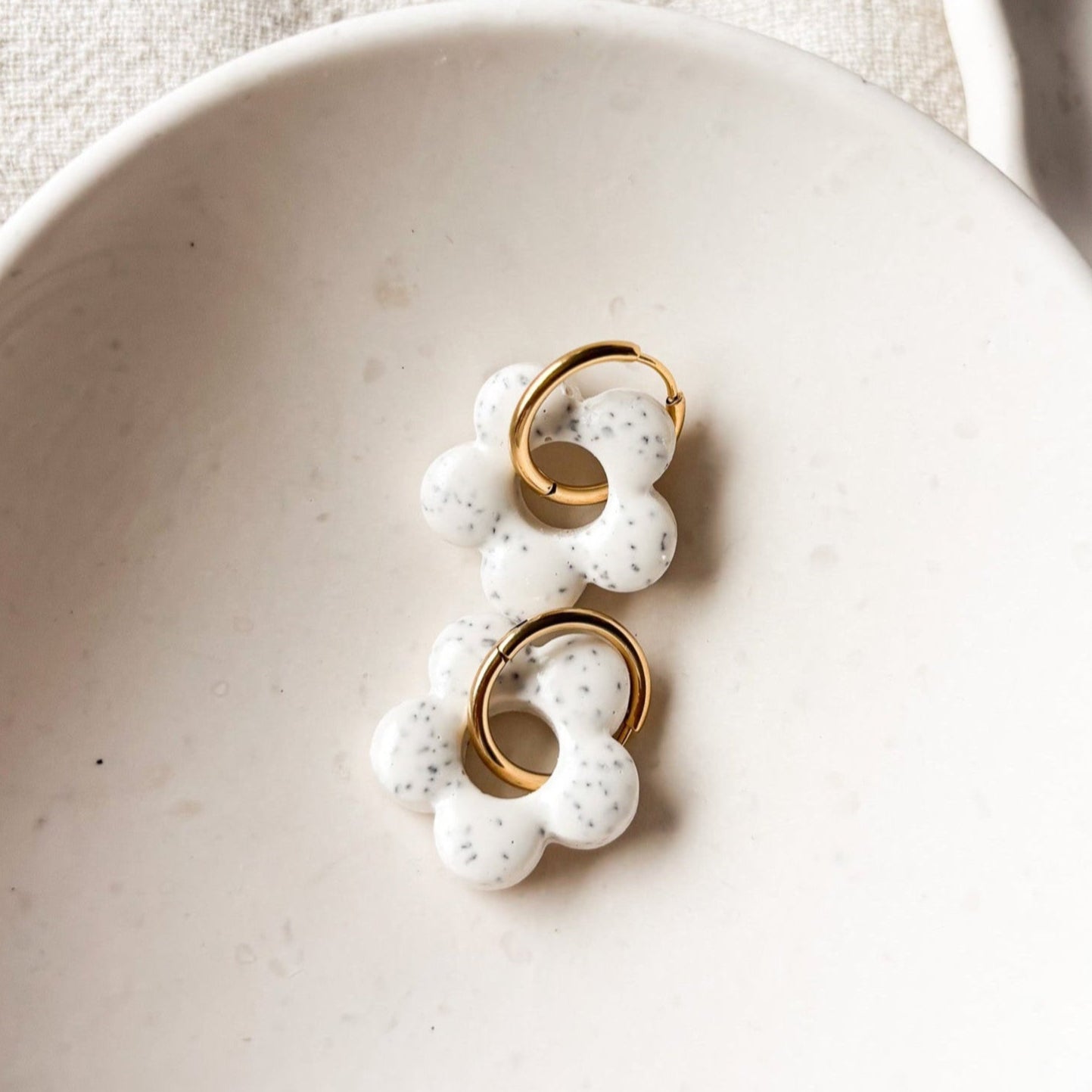 Ohrringe Liva mit Sprenkeln – Handgemacht in Blumenform aus Edelstahl x art.icels