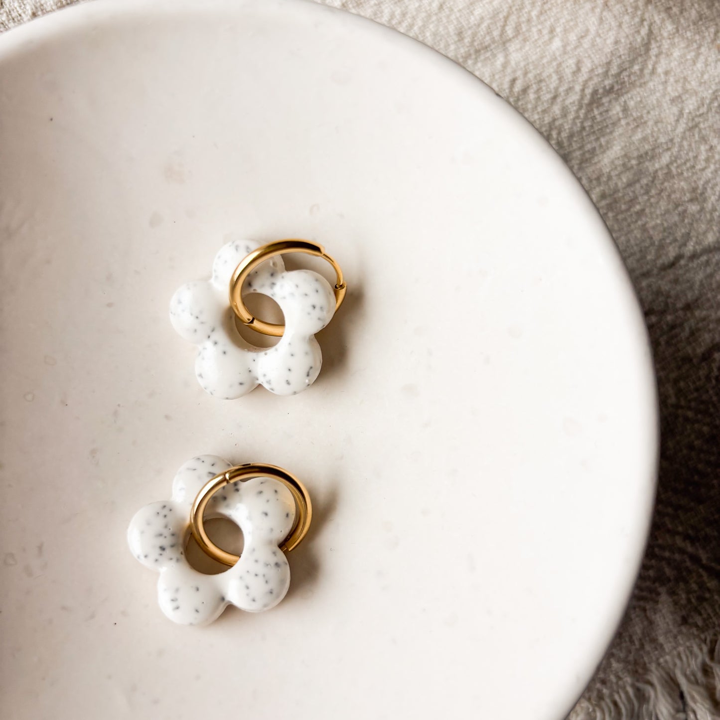 Ohrringe Liva mit Sprenkeln – Handgemacht in Blumenform aus Edelstahl x art.icels