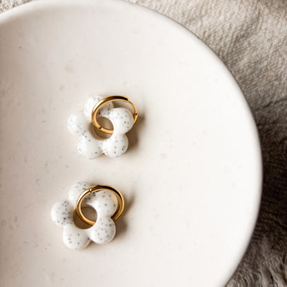 Ohrringe Liva mit Sprenkeln – Handgemacht in Blumenform aus Edelstahl x art.icels