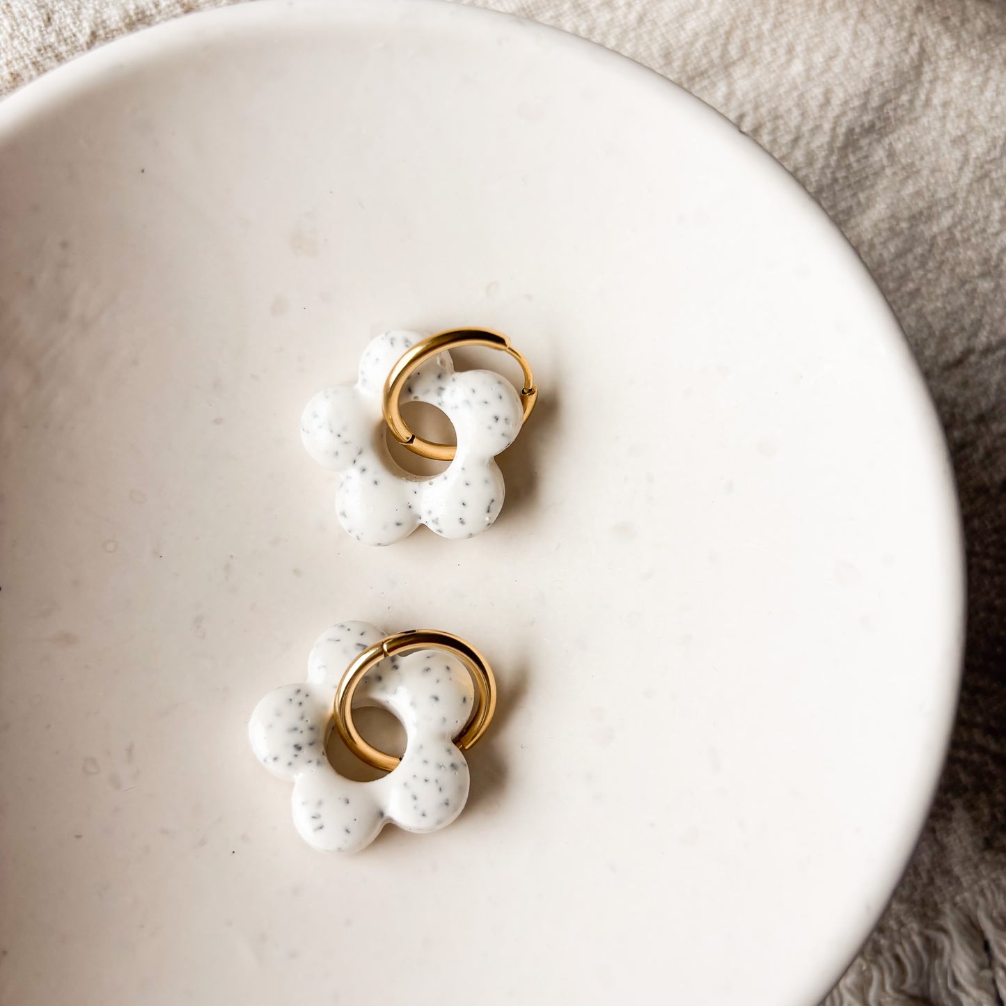 Ohrringe Liva mit Sprenkeln – Handgemacht in Blumenform aus Edelstahl x art.icels