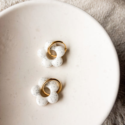 Ohrringe Liva mit Sprenkeln – Handgemacht in Blumenform aus Edelstahl x art.icels