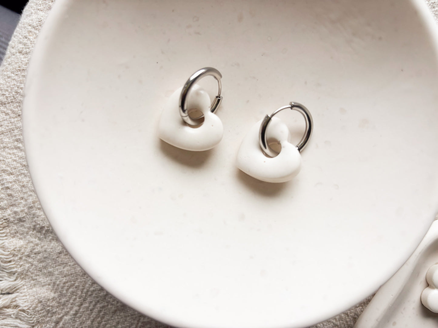 Ohrringe Sova – in Herzform handgemacht im Betondesign aus Edelstahl  x art.icels