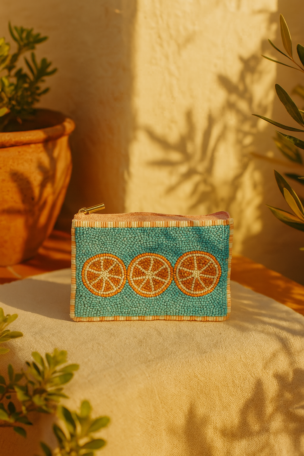 Mini-Clutch Nia – bestickte Perlen-Tasche mit Orangenscheiben