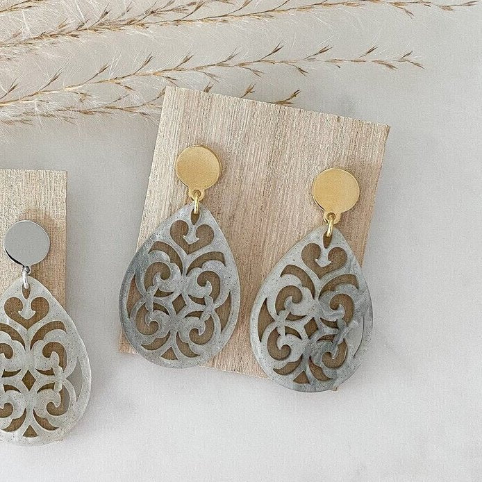 Barock Ohrringe "Clara" grau - Stecker in gold & silber - Epoxid Harz - Feenmanufaktur