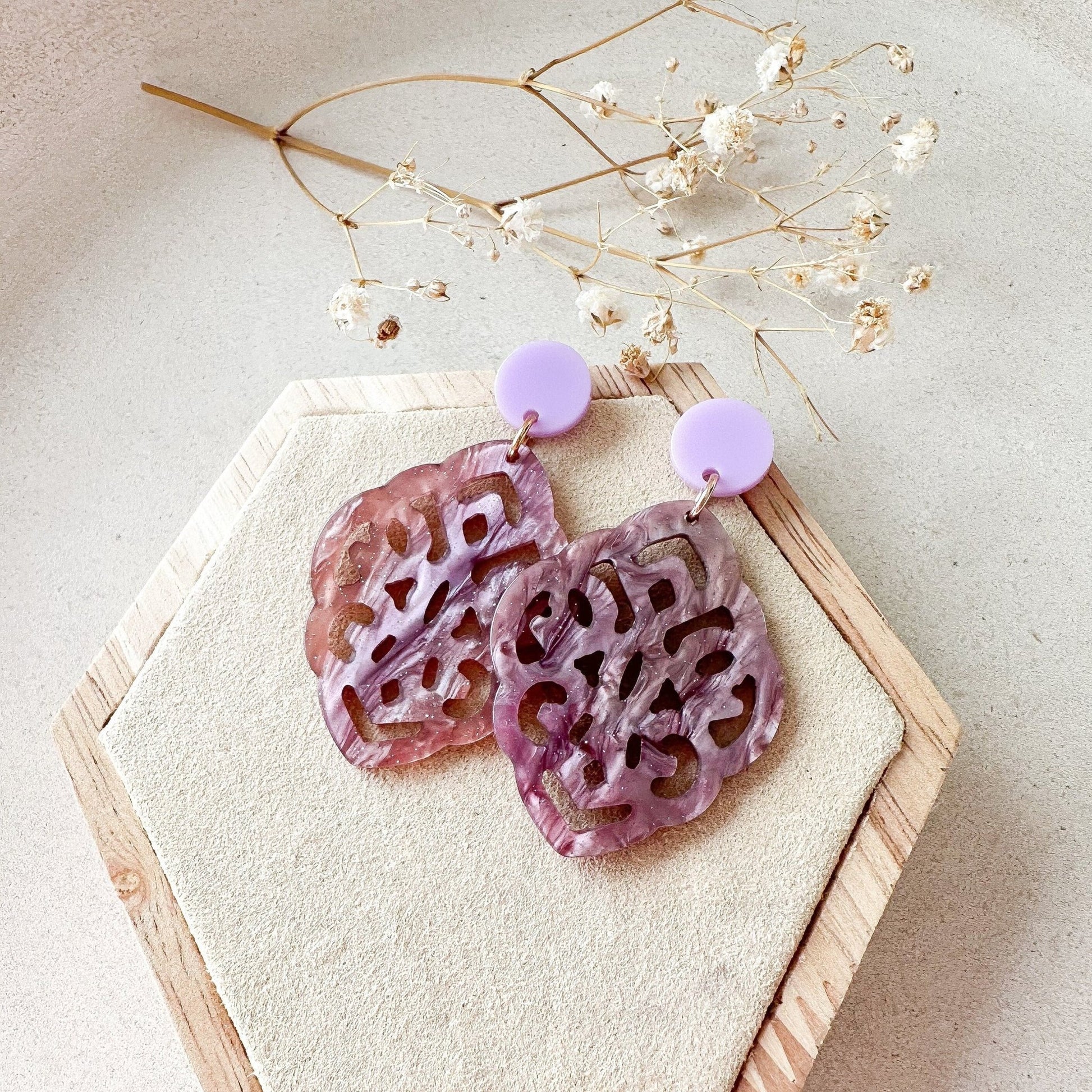 Barock Resin Ohrringe "Kate" mit fliederfarbenem Stecker - Feenmanufaktur
