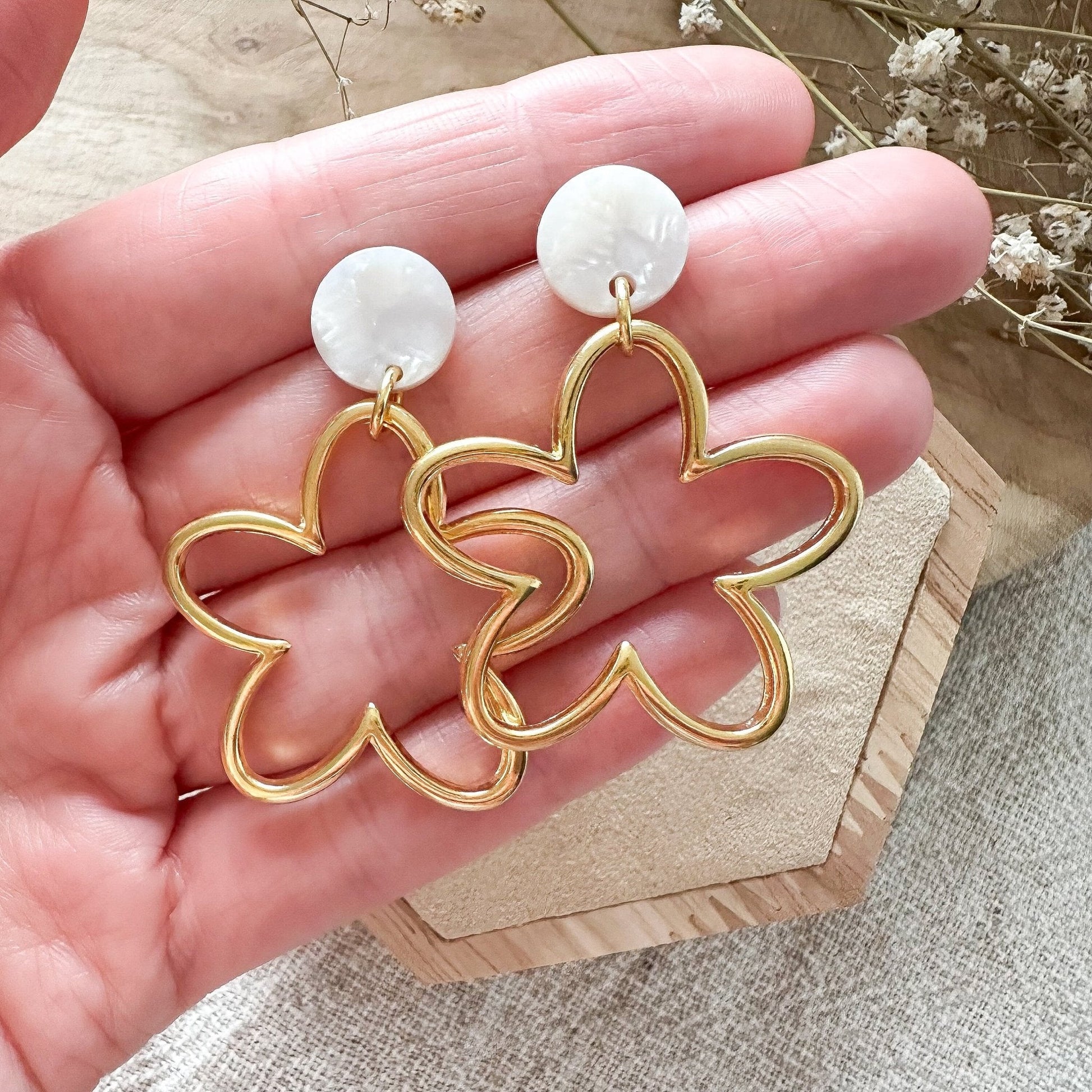 Blumen - Ohrringe in gold oder silber mit Resin Stecker - Feenmanufaktur