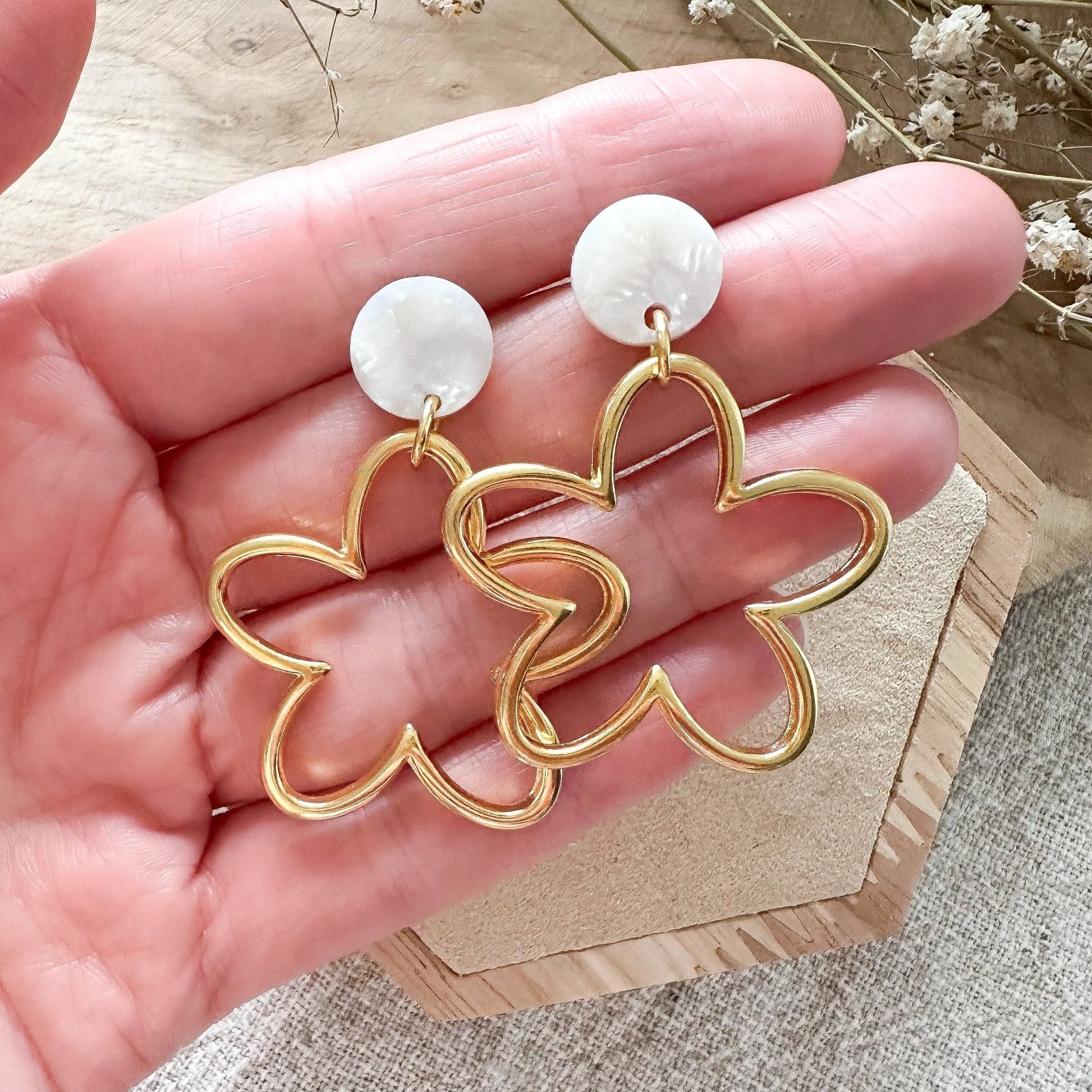 Blumen - Ohrringe in gold oder silber mit Resin Stecker - Feenmanufaktur