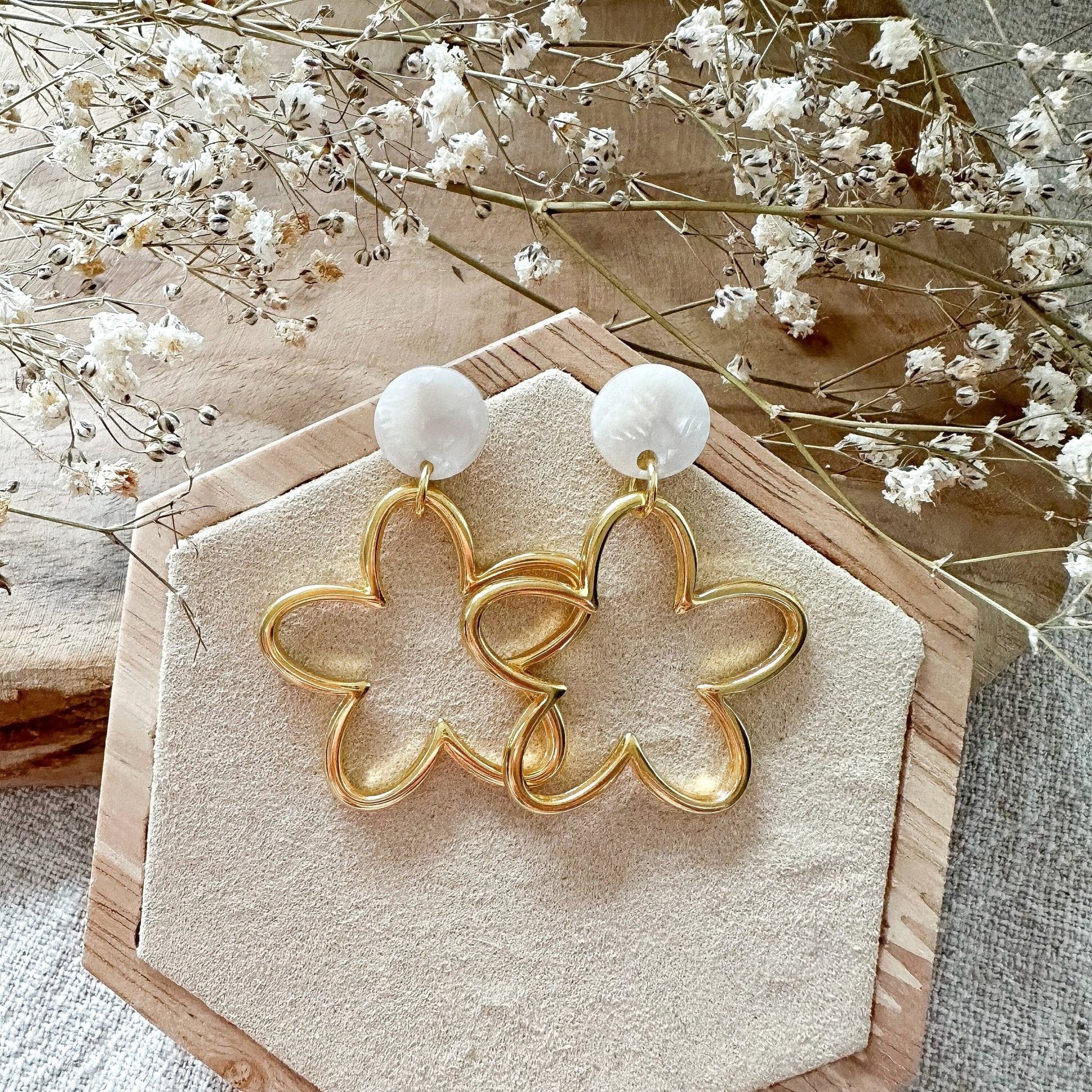 Blumen - Ohrringe in gold oder silber mit Resin Stecker - Feenmanufaktur