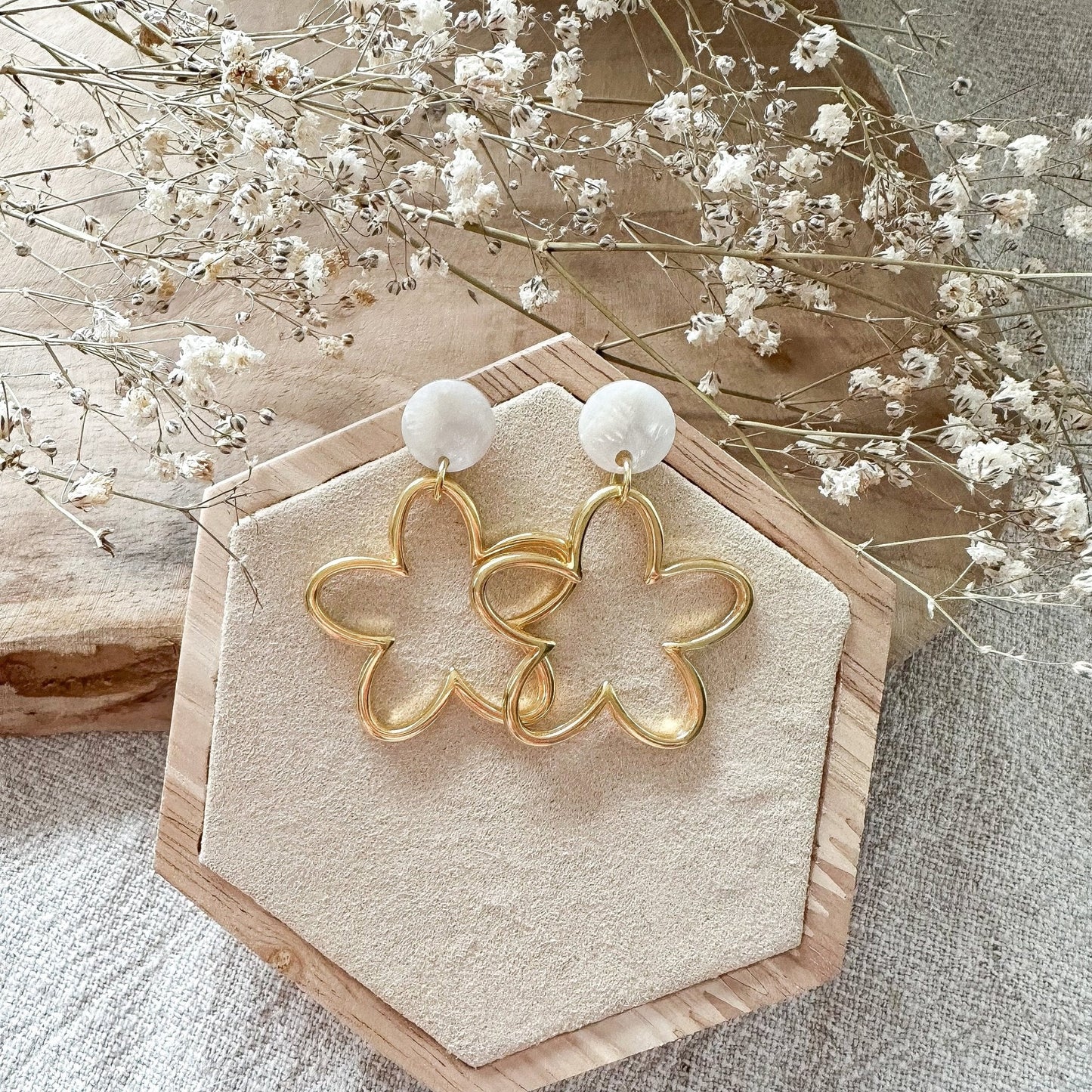 Blumen - Ohrringe in gold oder silber mit Resin Stecker - Feenmanufaktur