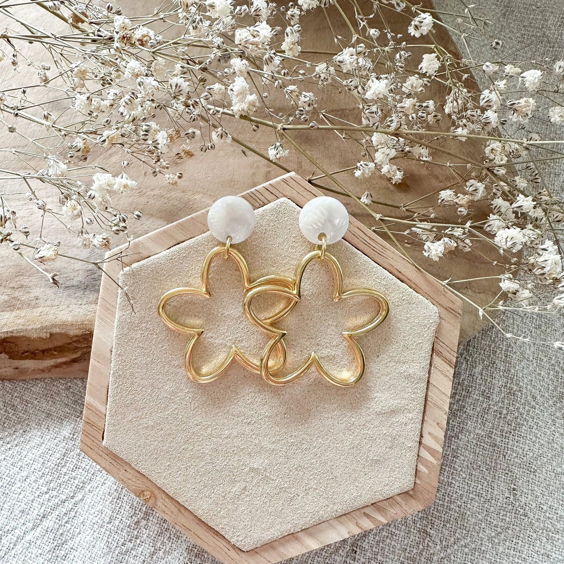Blumen - Ohrringe in gold oder silber mit Resin Stecker - Feenmanufaktur
