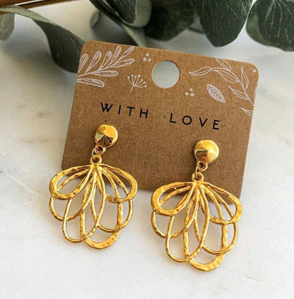 Blüten - Ohrringe in gold *handgefertigte Ohrhänger* Sommer Blüten Blumen Blogger Style sommerlich gehämmert boho - Feenmanufaktur