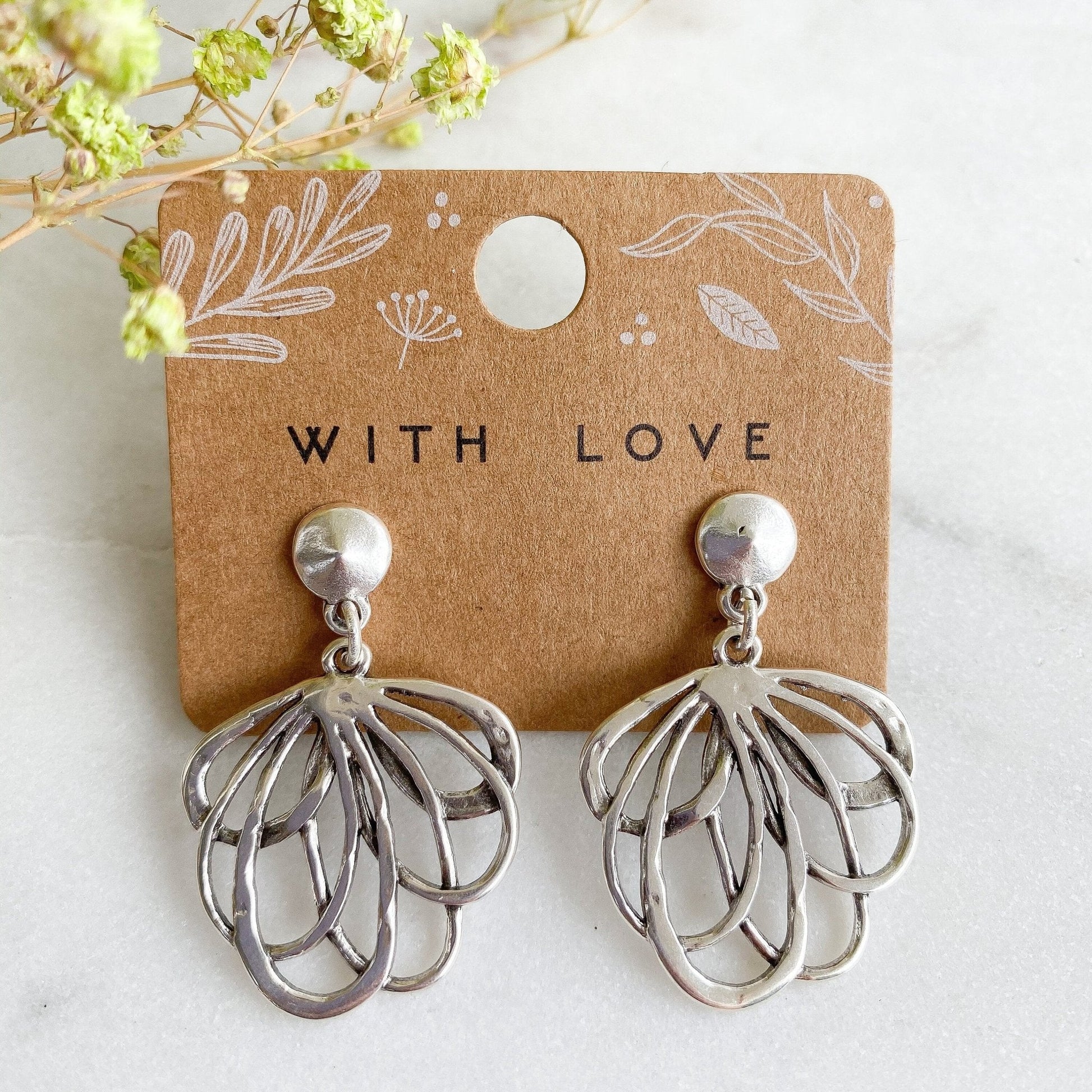 Blüten - Ohrringe in gold *handgefertigte Ohrhänger* Sommer Blüten Blumen Blogger Style sommerlich gehämmert boho - Feenmanufaktur