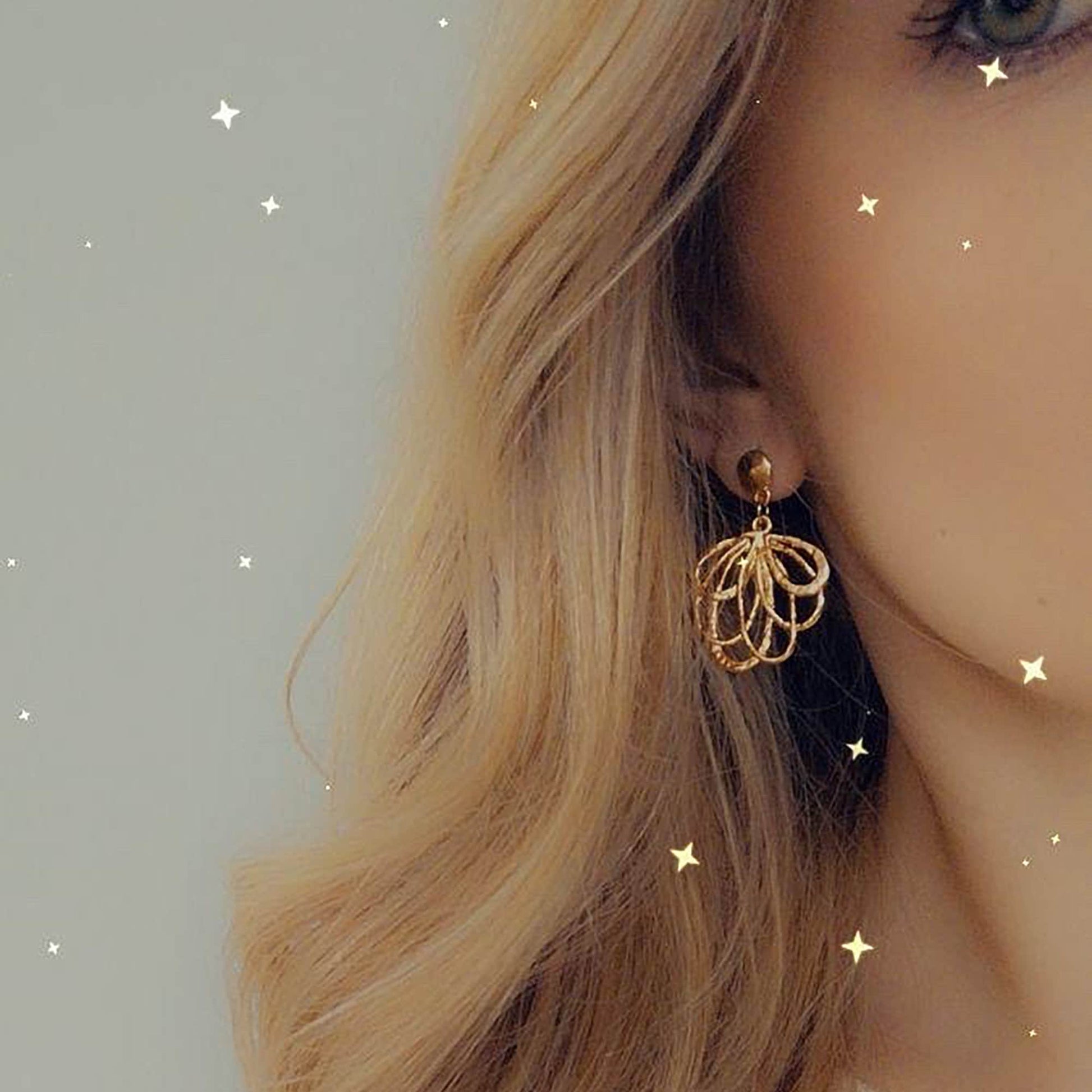 Blüten - Ohrringe in gold *handgefertigte Ohrhänger* Sommer Blüten Blumen Blogger Style sommerlich gehämmert boho - Feenmanufaktur