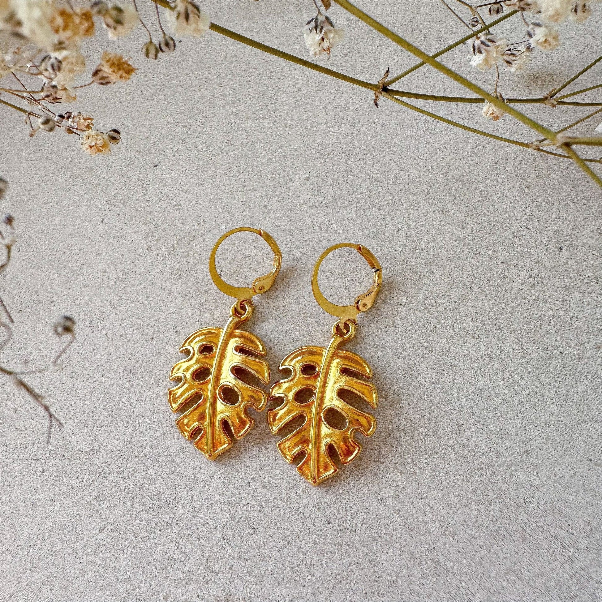 Boho Ohrringe "Monstera" in gold - Feenmanufaktur