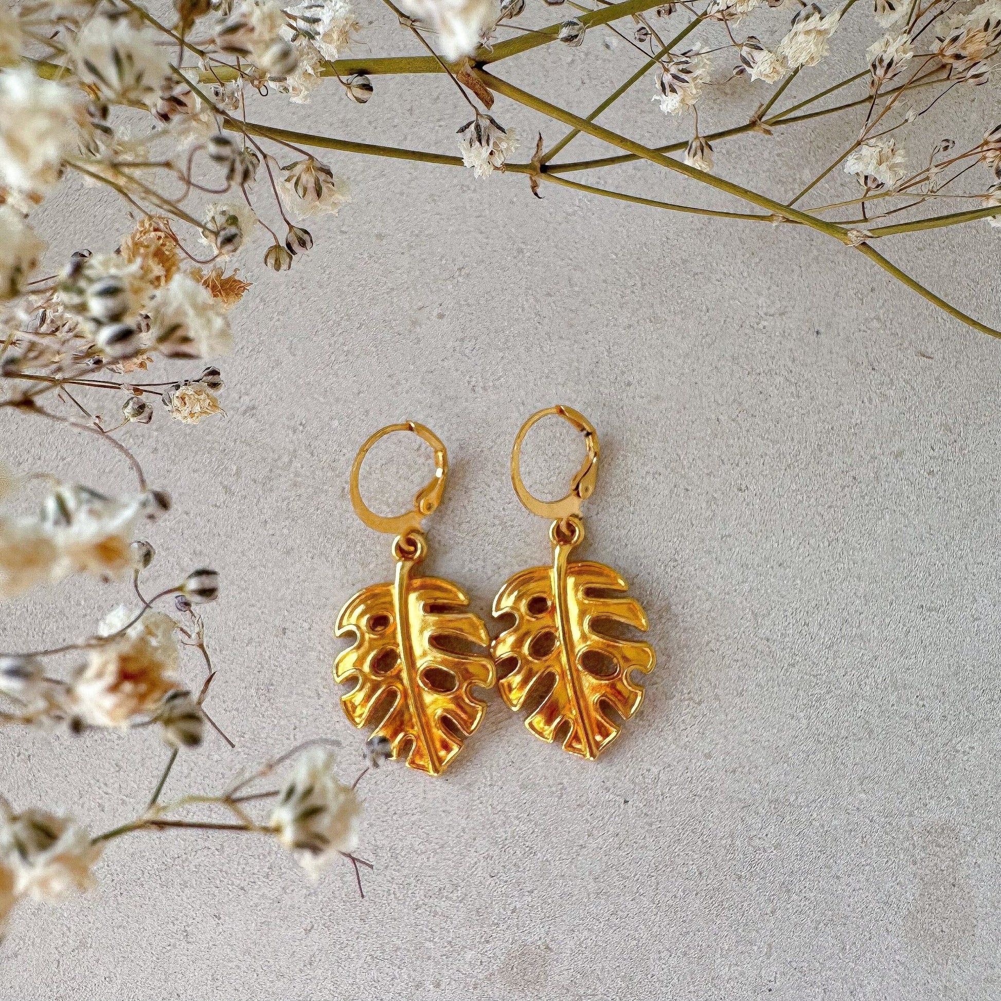 Boho Ohrringe "Monstera" in gold - Feenmanufaktur