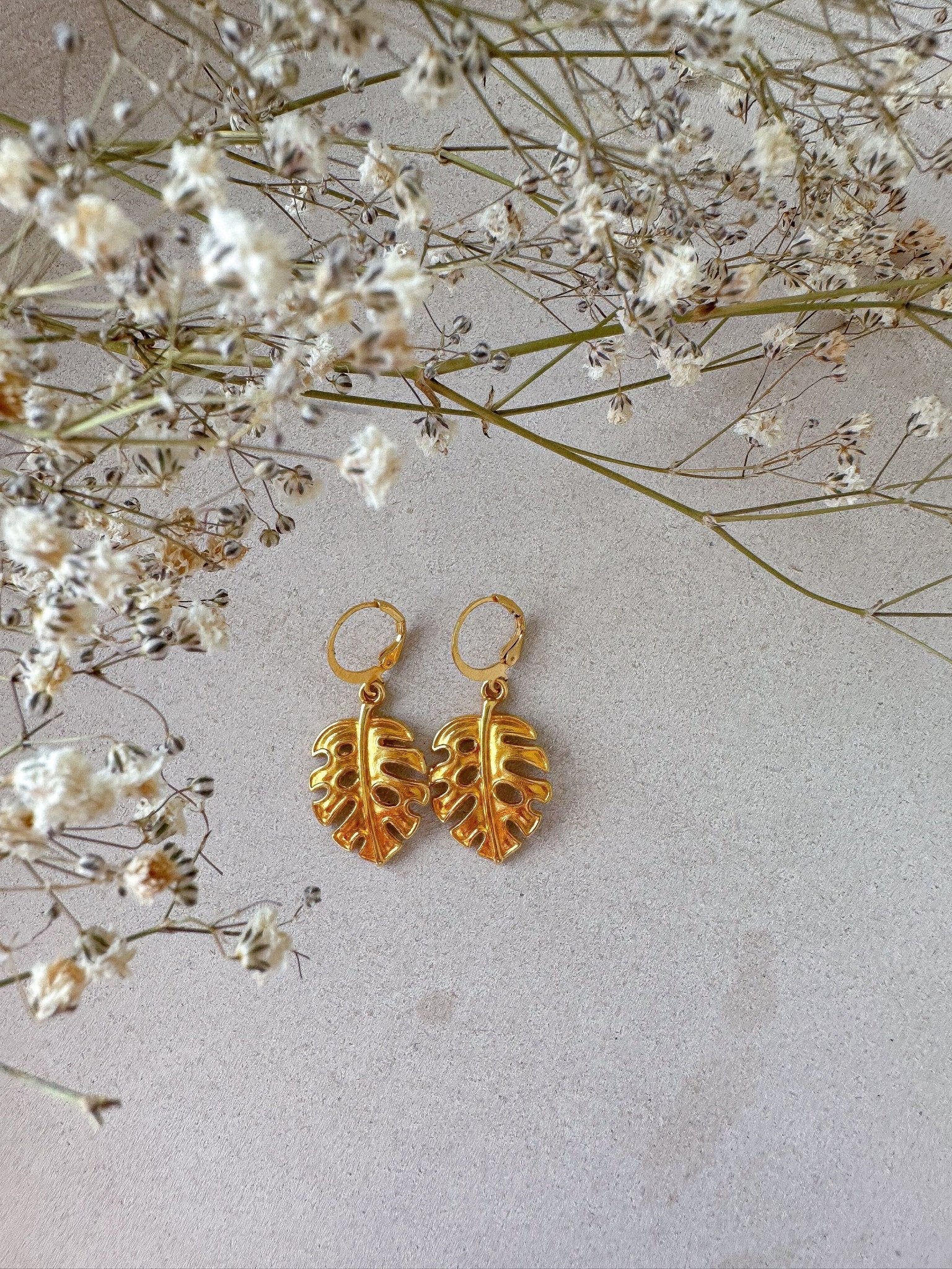 Boho Ohrringe "Monstera" in gold - Feenmanufaktur