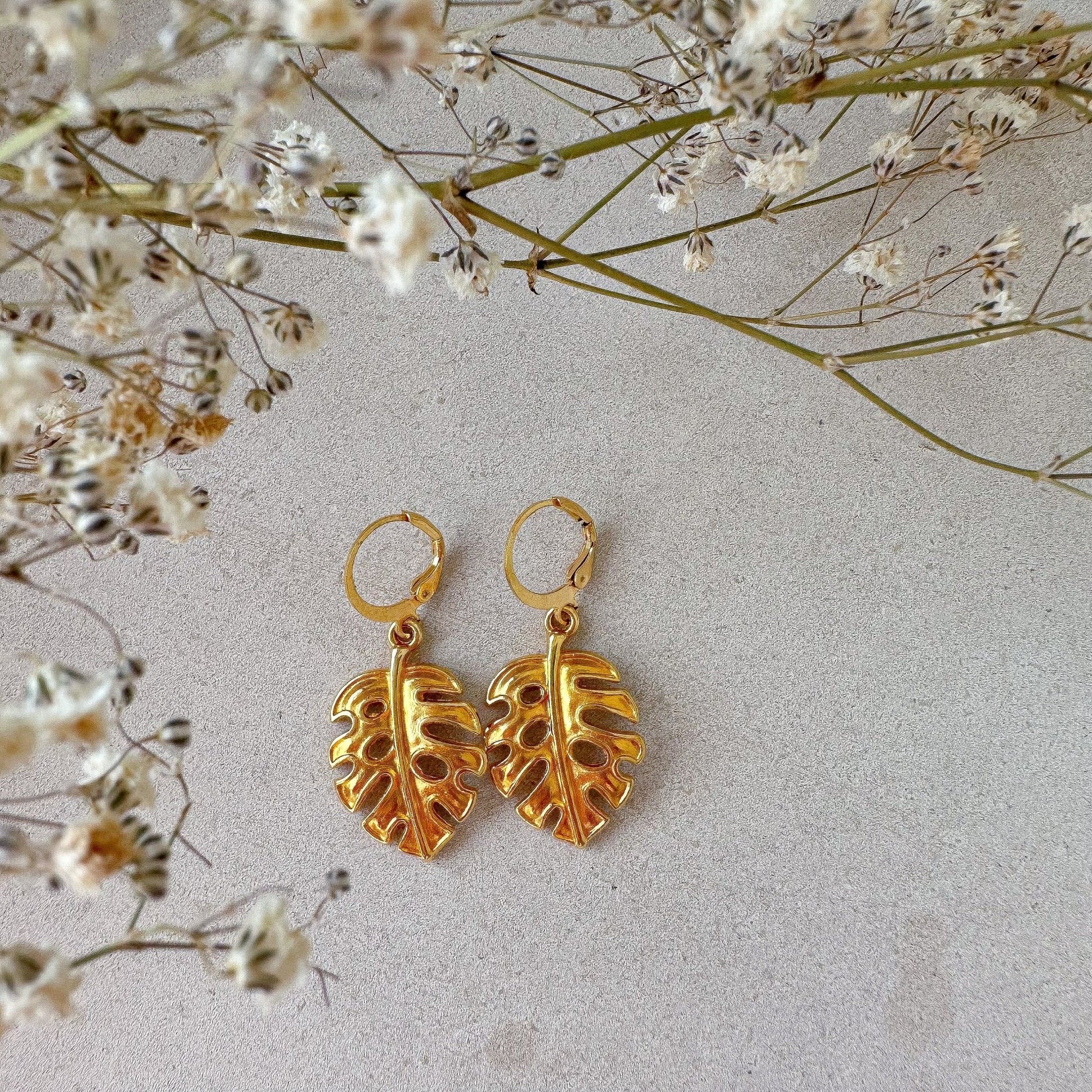 Boho Ohrringe "Monstera" in gold - Feenmanufaktur