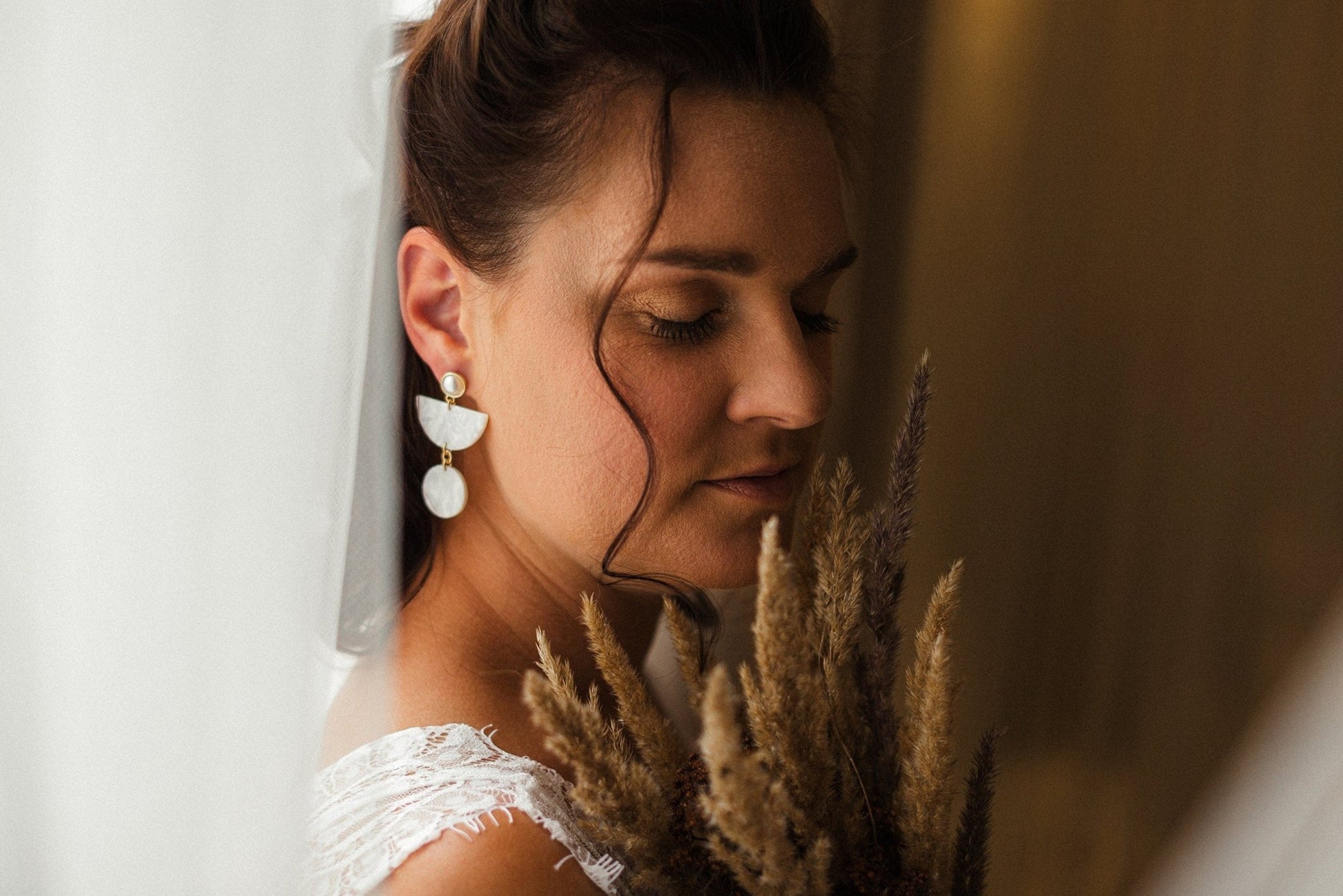 Boho Ohrringe Resin Harz *Blogger Stil* goldene Fassung mit Perle orientalisch weiß creme Hochzeit Süßwasserperle Boho Kreis Statement - Feenmanufaktur