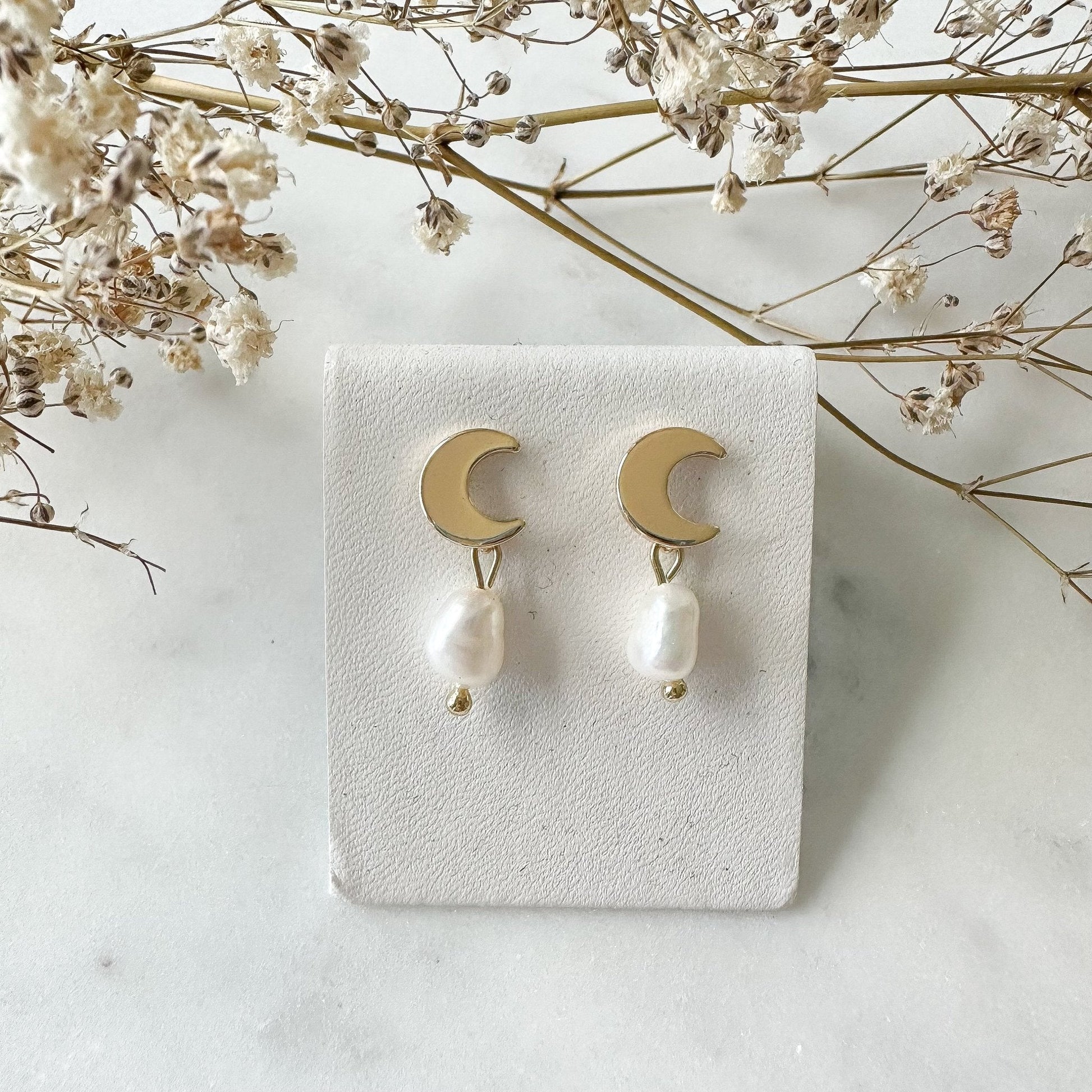 Echte Süßwasserperlen - Ohrringe "Mond" golden mit Perle Perlenohrringe - Feenmanufaktur