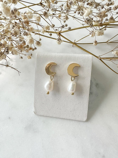 Echte Süßwasserperlen - Ohrringe "Mond" golden mit Perle Perlenohrringe - Feenmanufaktur