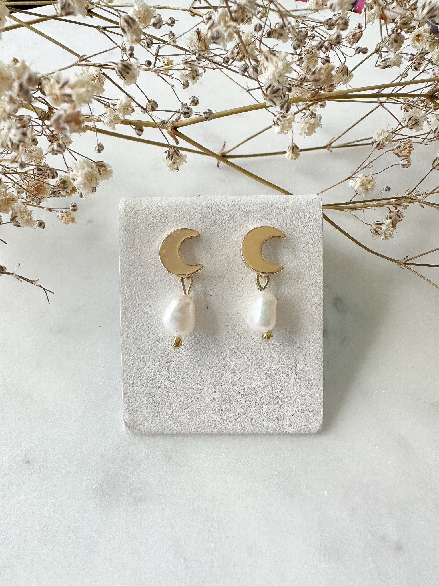 Echte Süßwasserperlen - Ohrringe "Mond" golden mit Perle Perlenohrringe - Feenmanufaktur