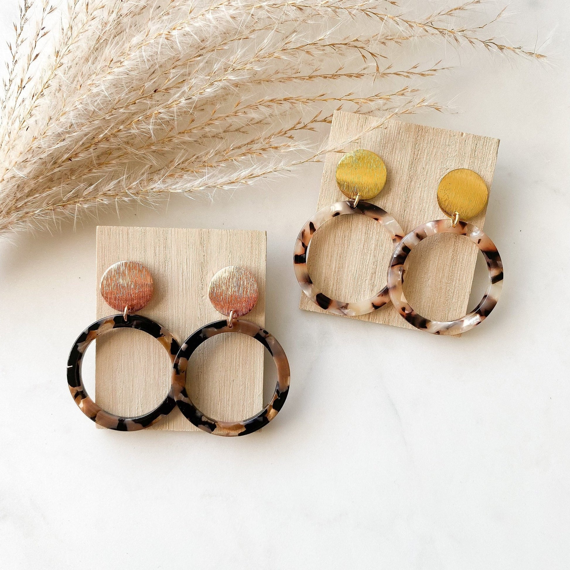 Epoxidharz Ohrringe "Layla" Leomuster Resin - Stecker in gold, silber & roségold - Feenmanufaktur