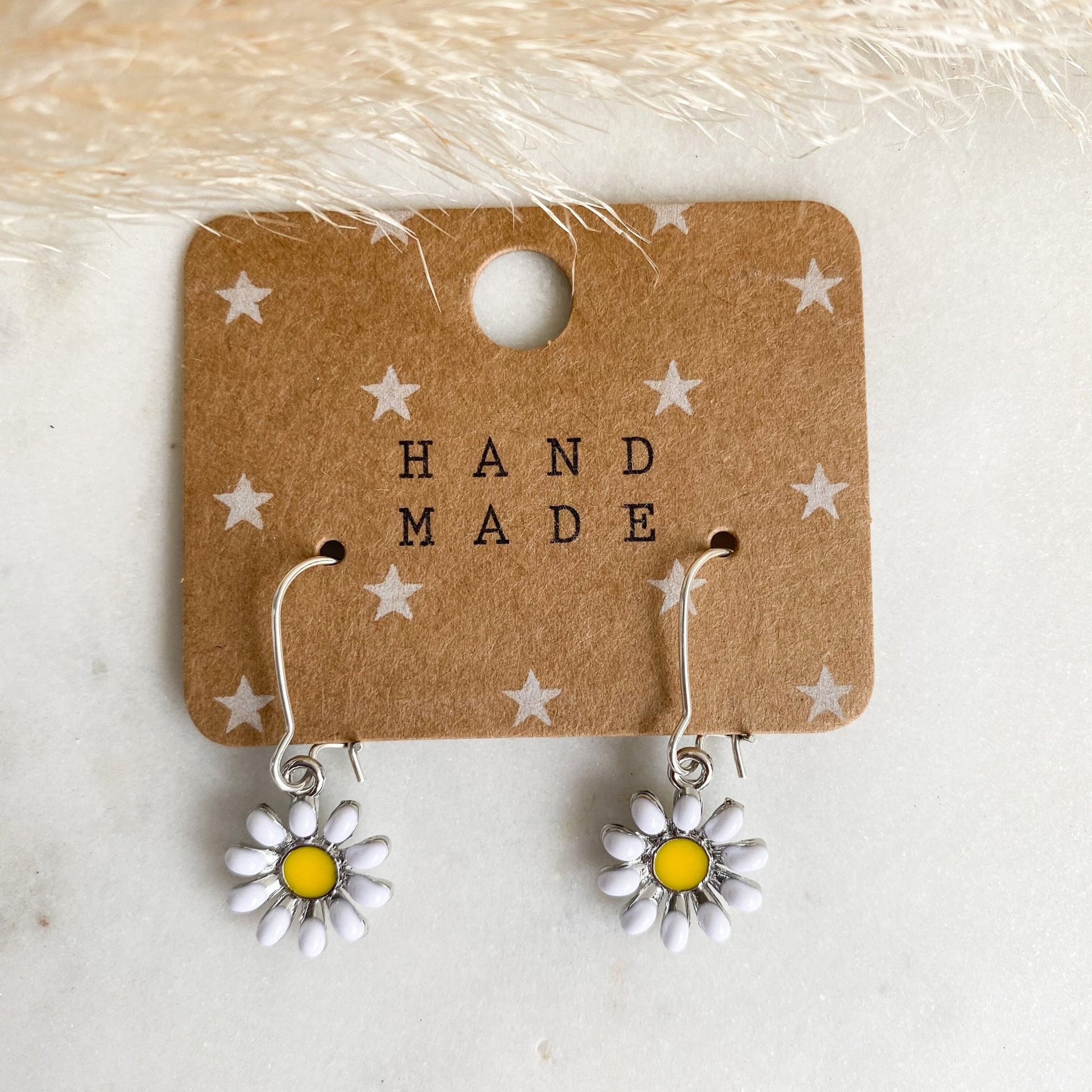 Gänseblümchen Ohrringe in gold oder silber *handgefertigte Ohrhänger* Sommer Blüten Blumen rosa weiß Blogger Style sommerlich Daisy boho - Feenmanufaktur