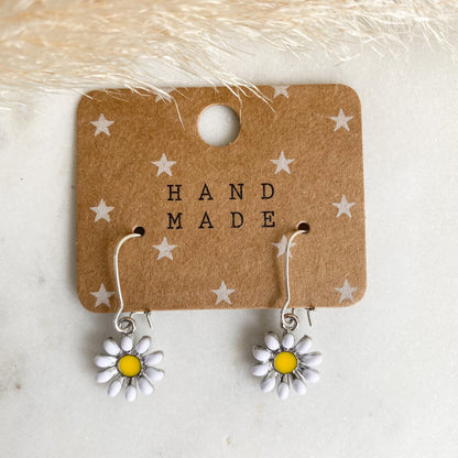 Gänseblümchen Ohrringe in gold oder silber *handgefertigte Ohrhänger* Sommer Blüten Blumen rosa weiß Blogger Style sommerlich Daisy boho - Feenmanufaktur