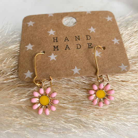Gänseblümchen Ohrringe in gold oder silber *handgefertigte Ohrhänger* Sommer Blüten Blumen rosa weiß Blogger Style sommerlich Daisy boho - Feenmanufaktur