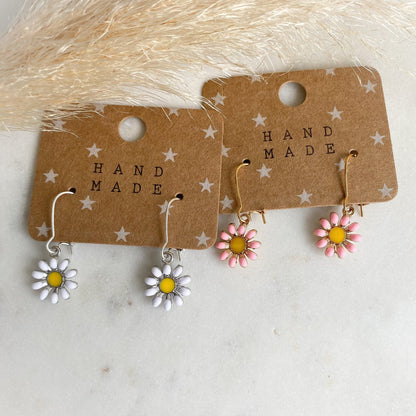 Gänseblümchen Ohrringe in gold oder silber *handgefertigte Ohrhänger* Sommer Blüten Blumen rosa weiß Blogger Style sommerlich Daisy boho - Feenmanufaktur