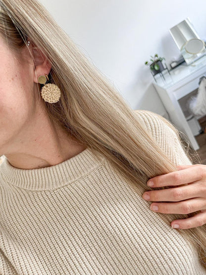 Geflochtene Rattan Ohrringe beige gold - Feenmanufaktur