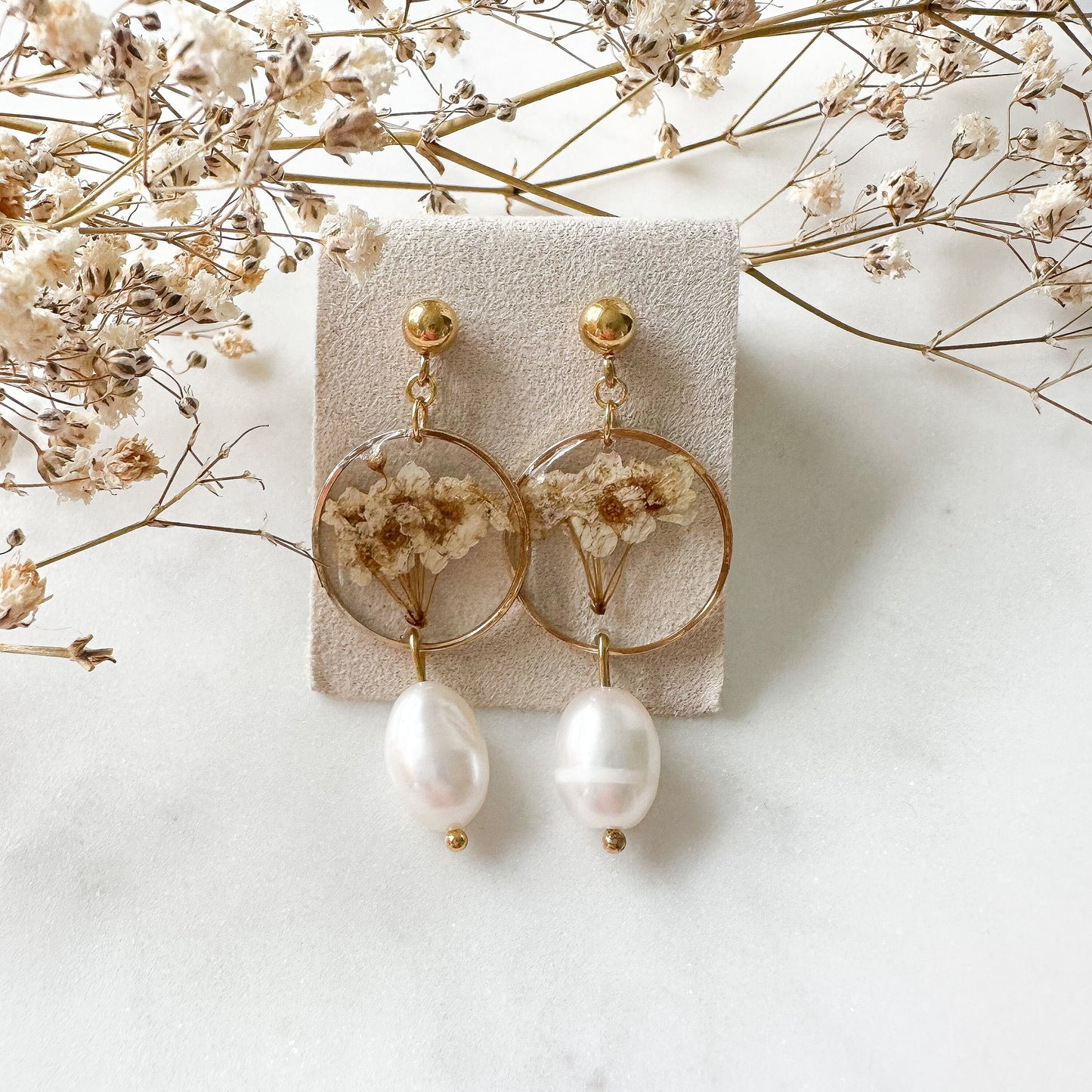 Trockenblumen Ohrringe mit echter Süßwasserperle "Schleierkraut"