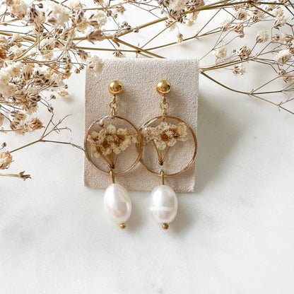 Trockenblumen Ohrringe mit echter Süßwasserperle "Schleierkraut"