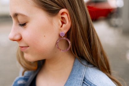 Resin Ohrringe "Cherry" in lila Flieder