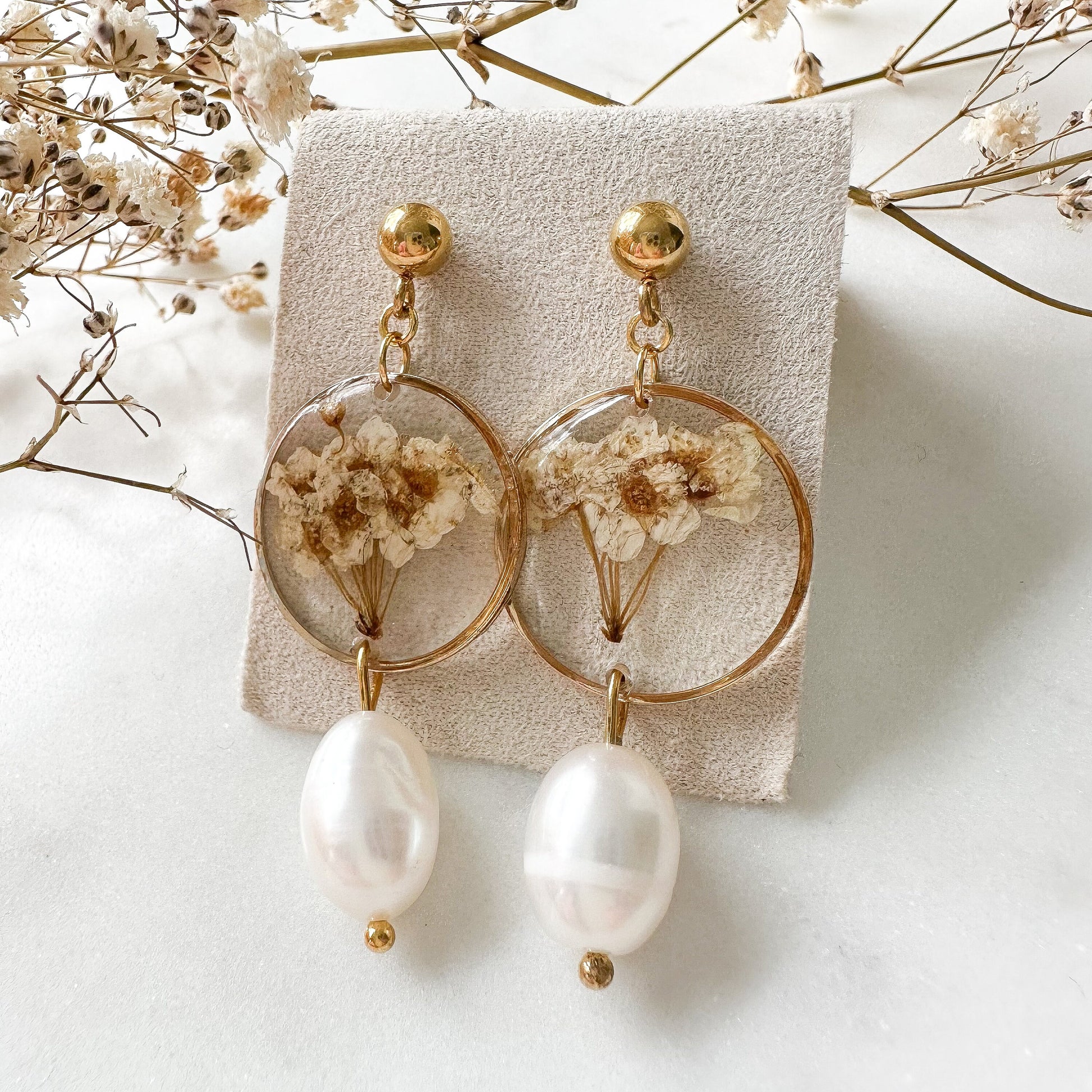 Trockenblumen Ohrringe mit echter Süßwasserperle "Schleierkraut"