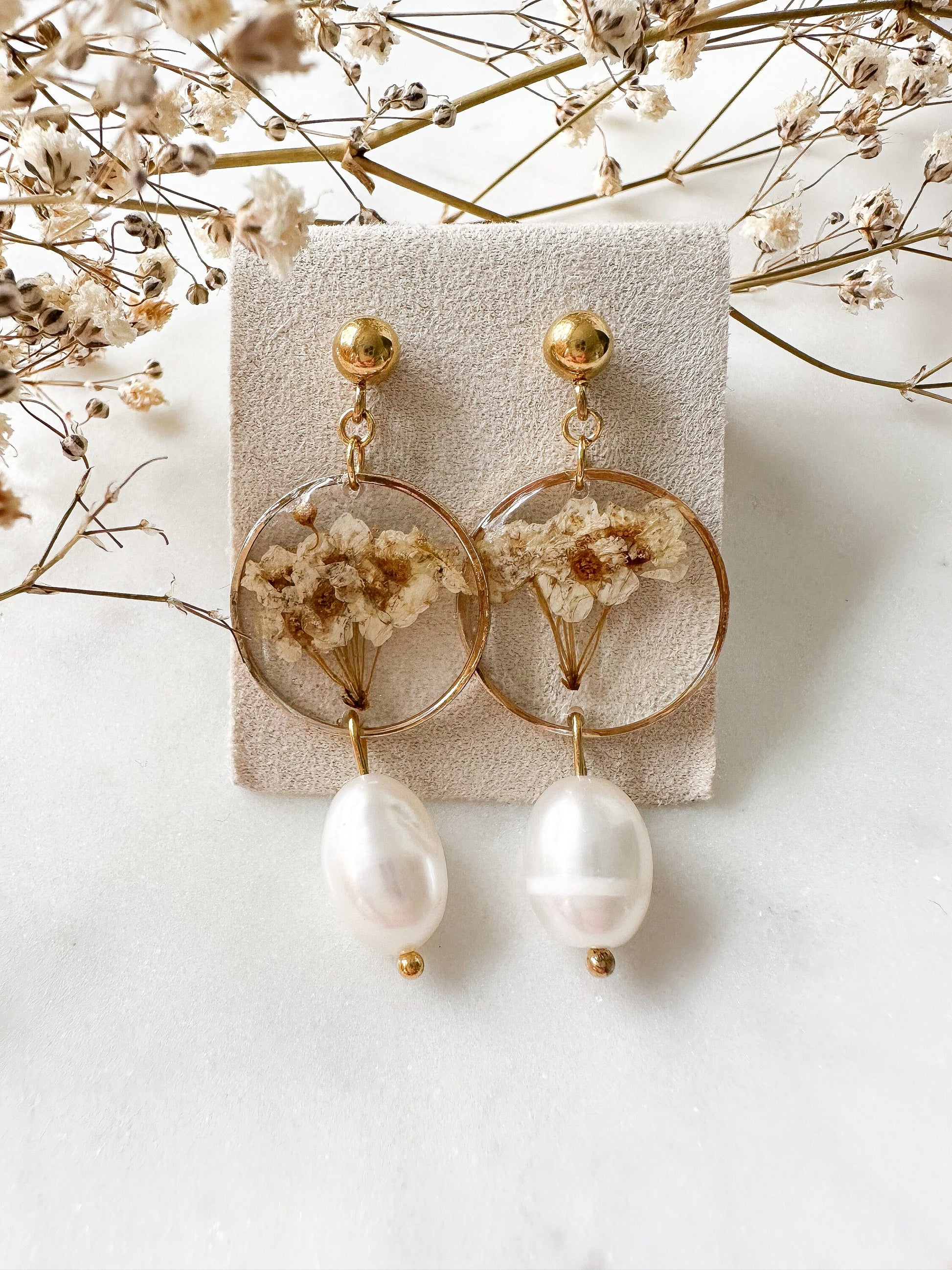 Trockenblumen Ohrringe mit echter Süßwasserperle "Schleierkraut"