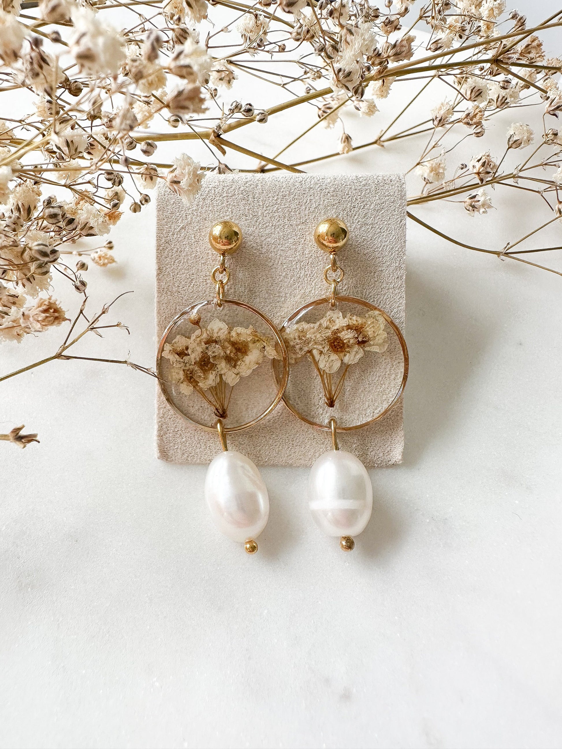 Trockenblumen Ohrringe mit echter Süßwasserperle "Schleierkraut"